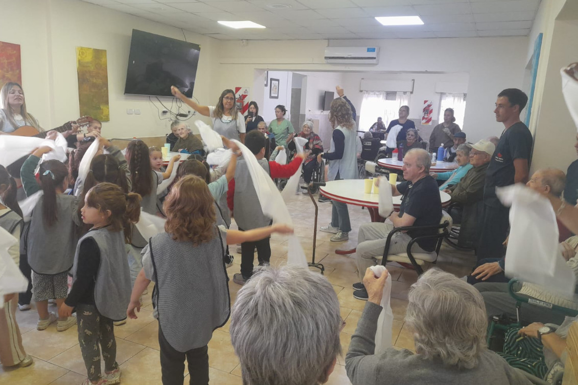  Emotiva visita de alumnos del Jardín N° 910 al Hogar “El Remanso”