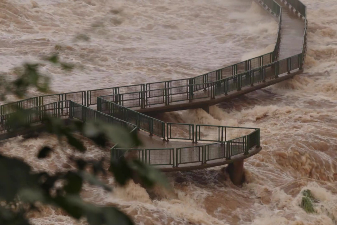 Río Iguazú, siguen cerradas las cataratas y hoy habrá una reunión para evaluar daños 