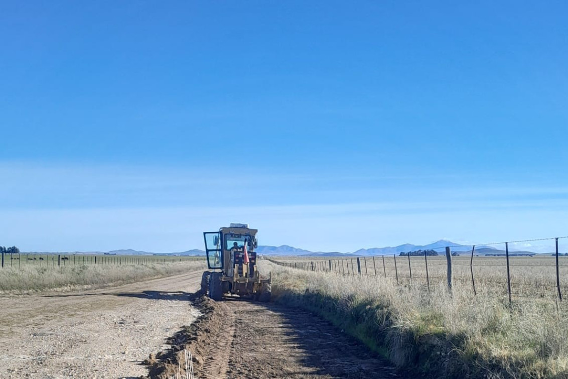  Avanzan los trabajos en caminos provinciales del distrito de Coronel Pringles