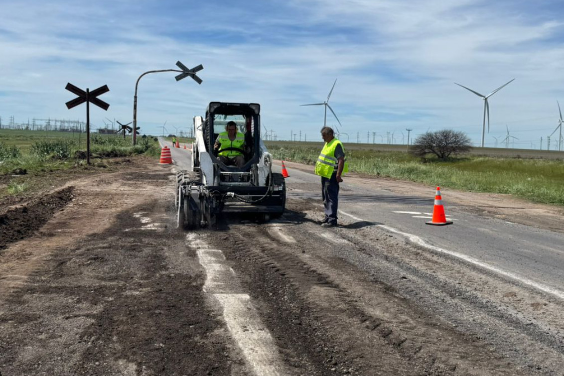Finalmente están reparando el sector del paso a nivel en la Ruta 51 