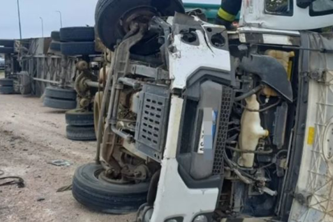 Camionero oriundo de Algarrobo resultó con heridas leves tras volcar en la ruta 35