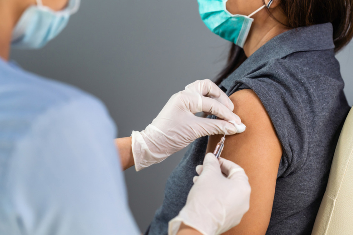 Hoy comienza la vacunación libre para segunda dosis a mayores de 50 años