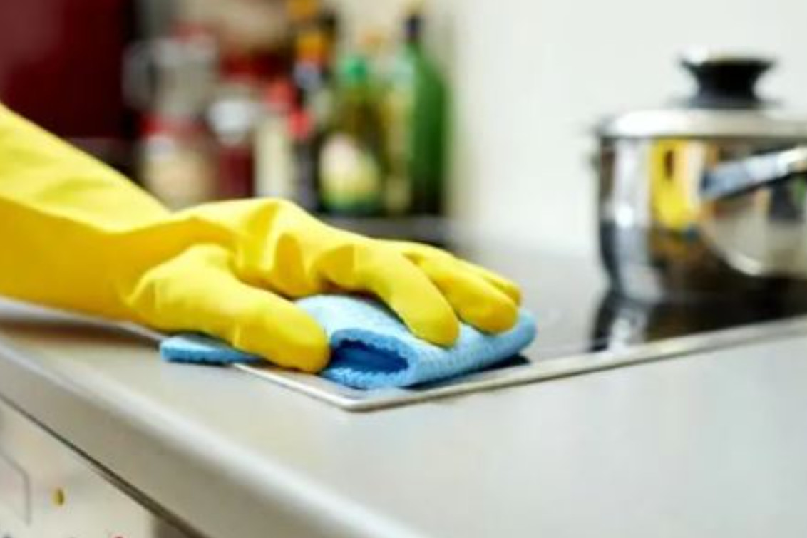 Salarios de empleadas domésticas: oficializan aumentos de noviembre y diciembre más un bono