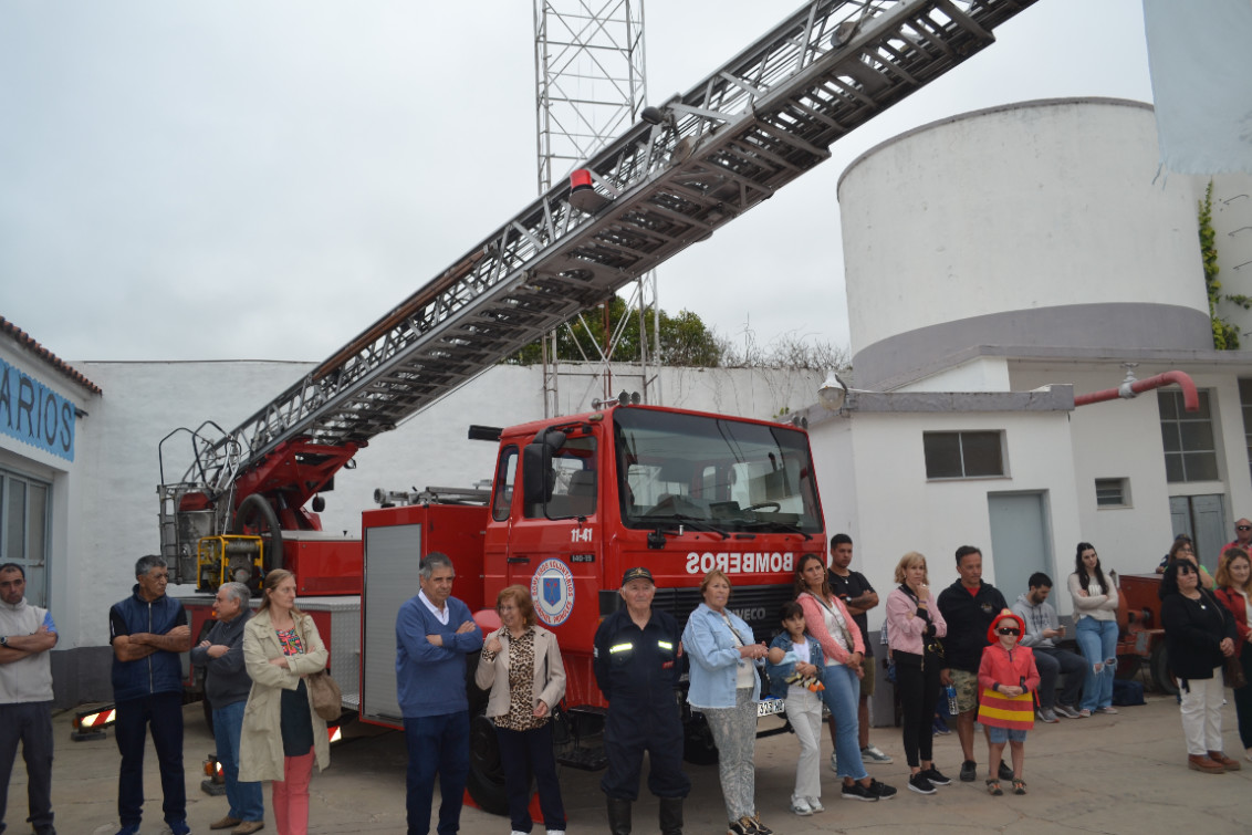  Muchos asistentes disfrutaron de la exposición por el 75° aniversario de los Bomberos Voluntarios