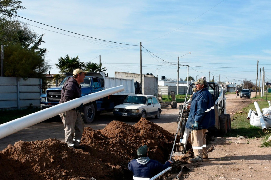 La obra de red cloacal en avanza con recursos y personal municipal