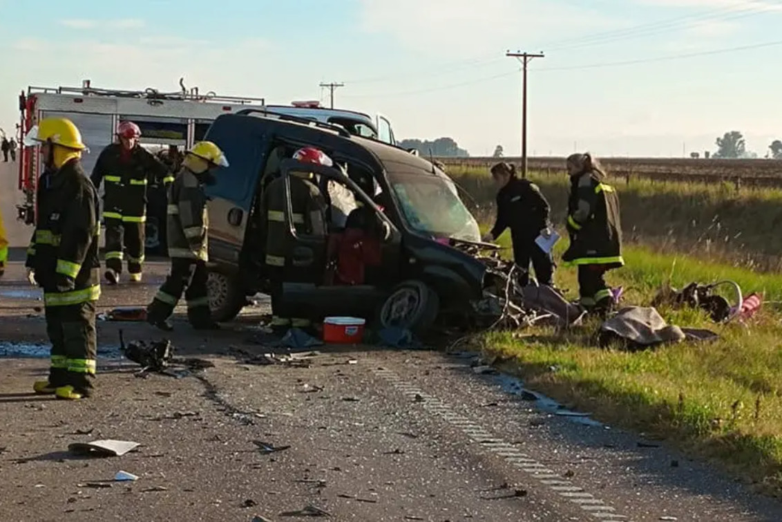   Dos muertos tras un choque frontal entre una Kangoo y un camión