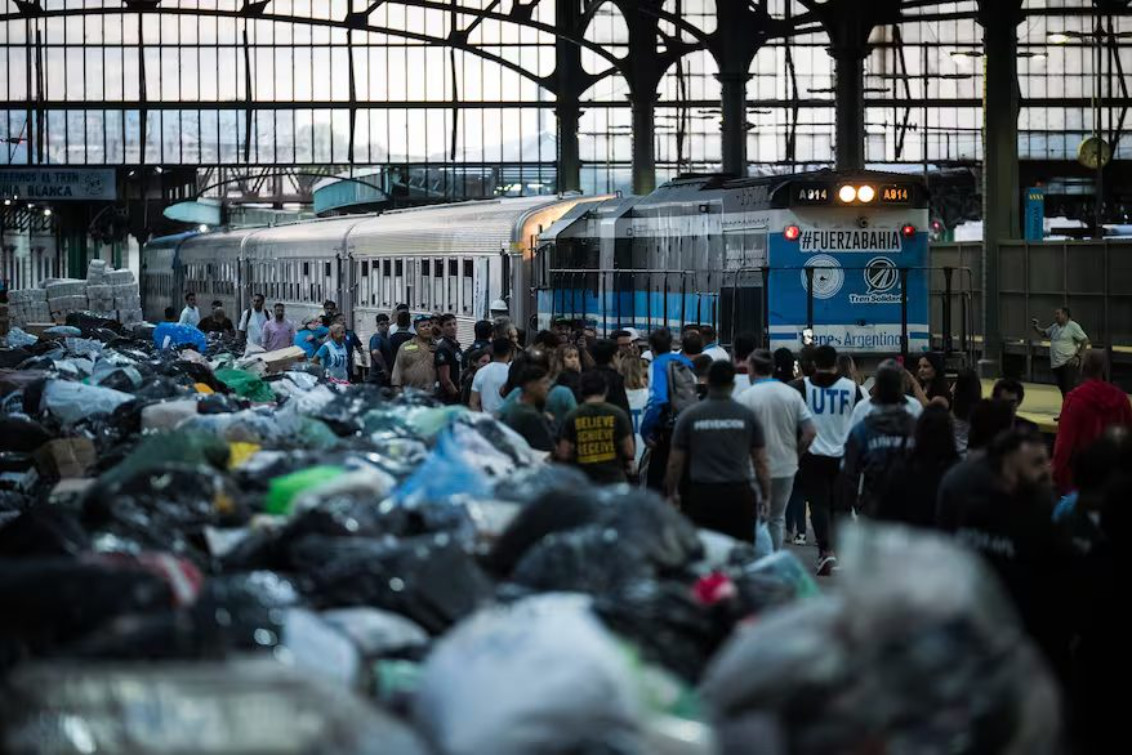 Salió el “Tren Solidario”:72 horas de incesantes donaciones, once vagones repletos y un día de viaje