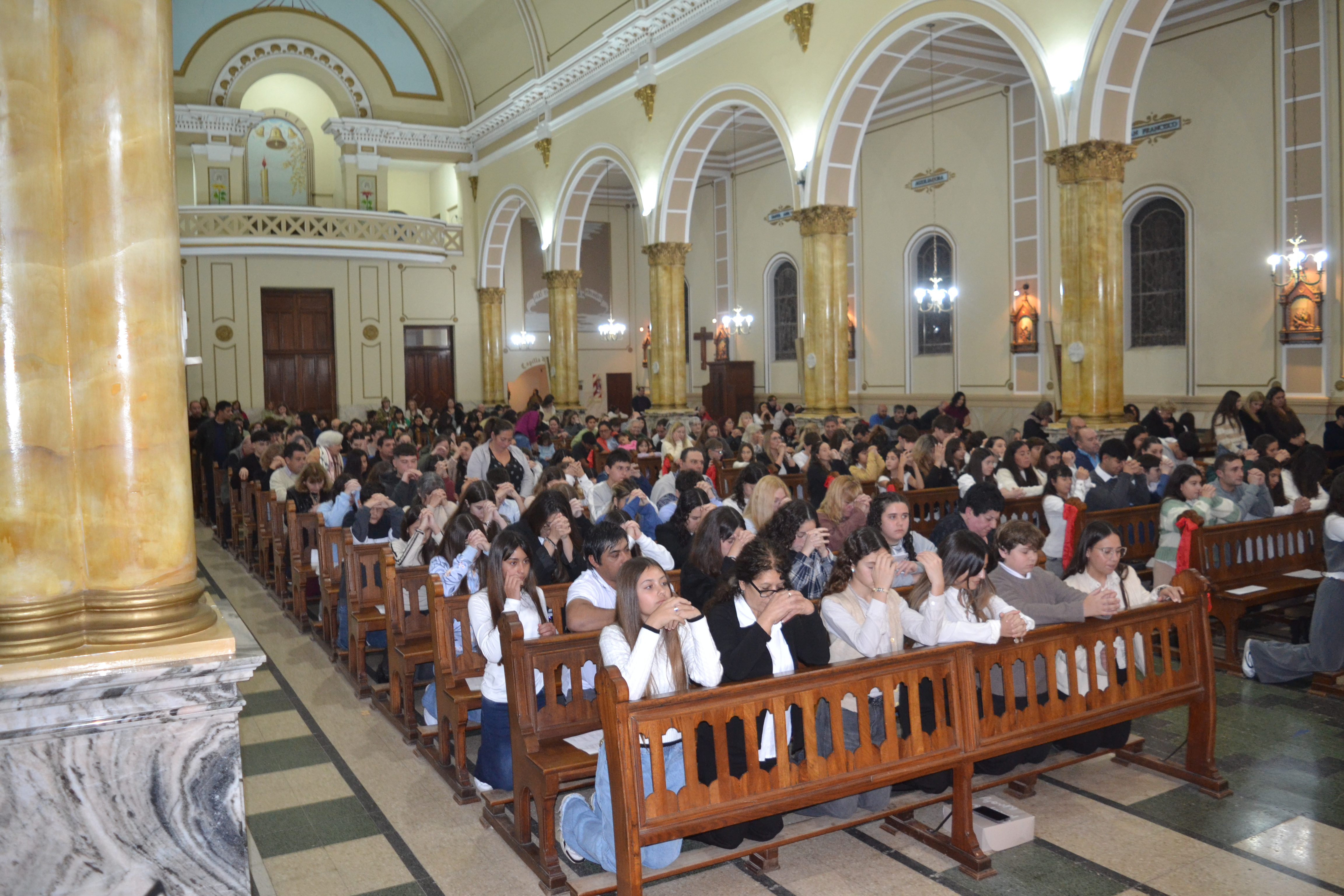   Otro grupo de adolescentes recibieron el Sacramento de la Confirmación