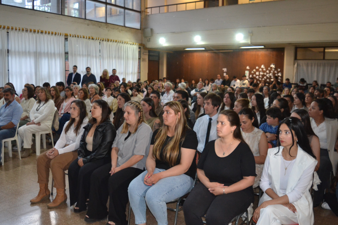 SE ENTREGARON LOS DIPLOMAS A LOS NUEVOS EGRESADOS DE LOS PROFESORADOS Y TECNICATURAS