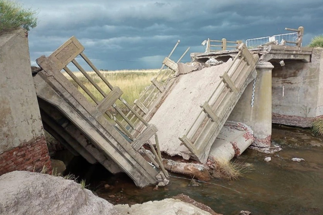 Colapsó el puente del Camino Real entre Arroyo Venado y Carhué: había sido inhabilitado días atrás
