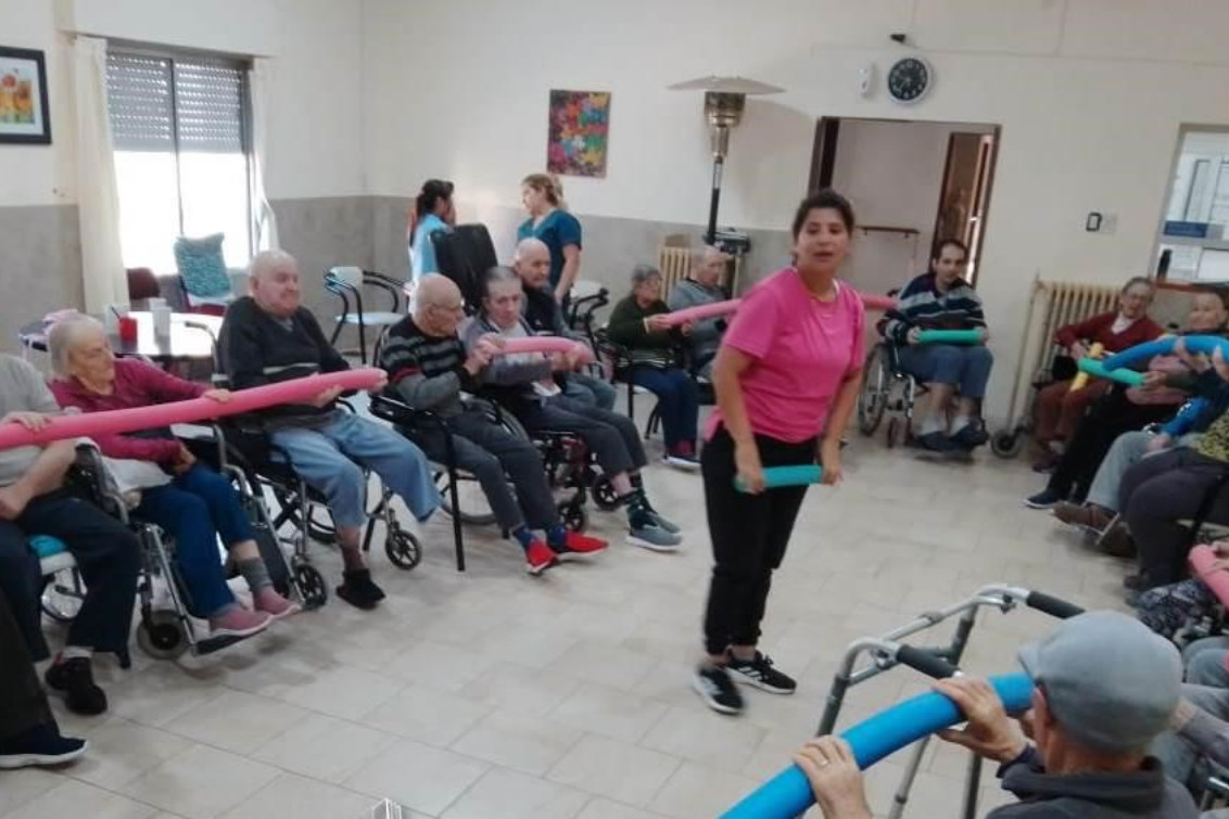 Taller de educación física para los residentes del Hogar El Remanso