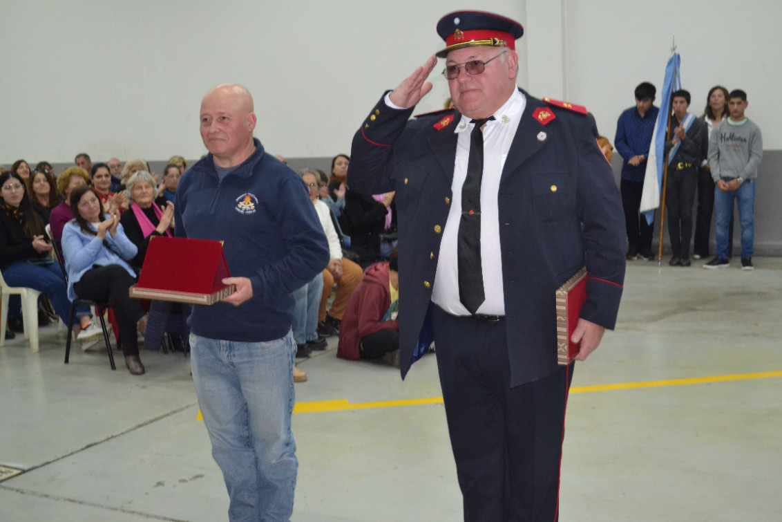 Con desfile, ascensos y reconocimientos, los Bomberos Voluntarios celebraron su día