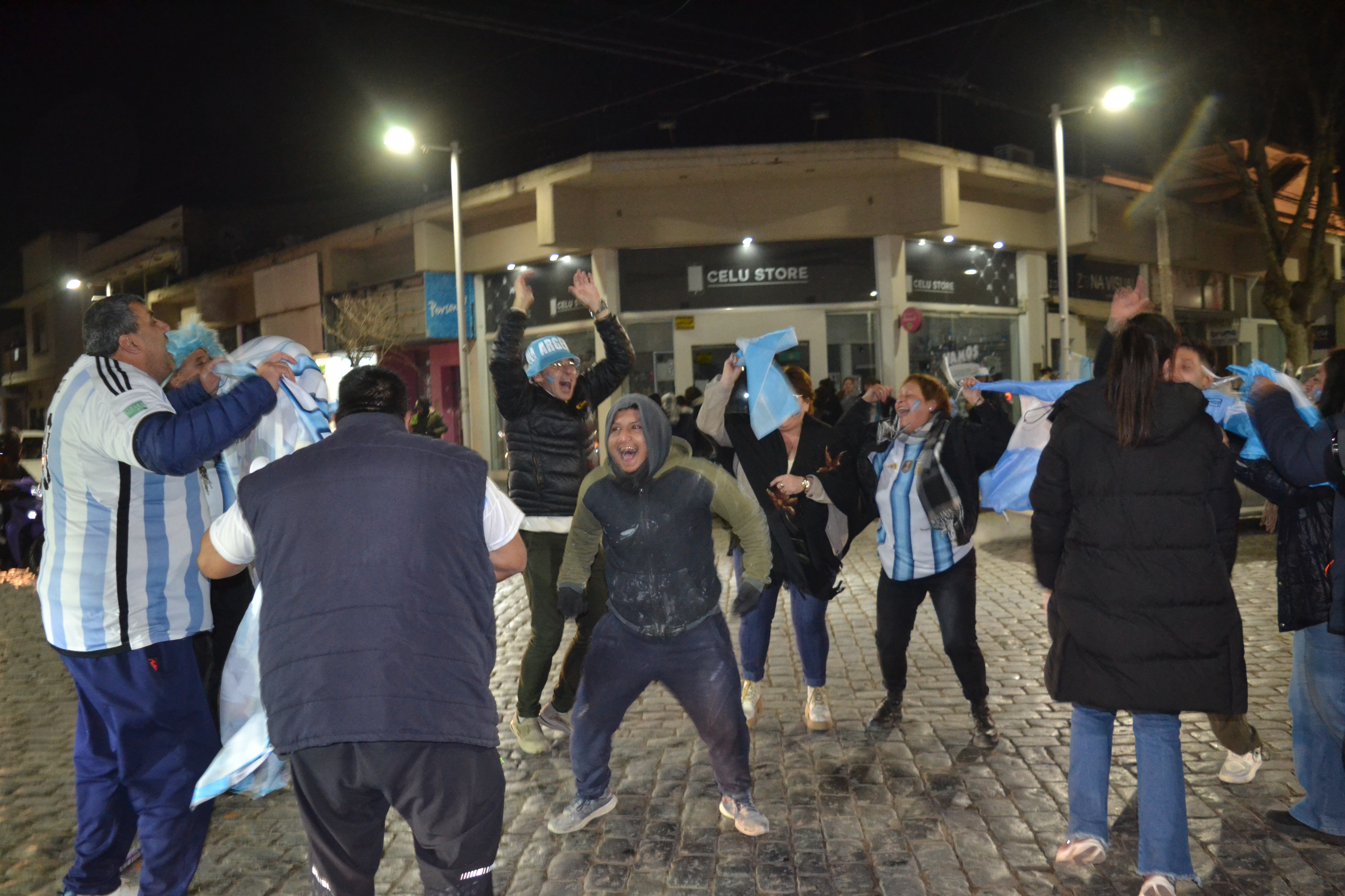 Coronel Pringles se vistió de celeste y blanco para celebrar el pase de Argentina a octavos de final