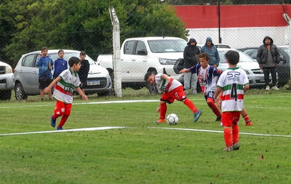 El clima frenó el duelo local, pero Divisorio y Pelota jugaron de visitante