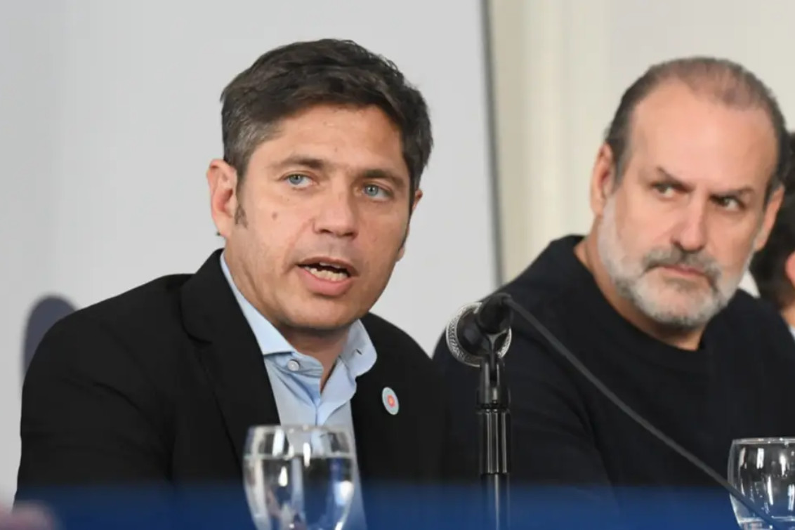 Kicillof visita Bahía para recorrer las obras en el Maldonado y entregar casas