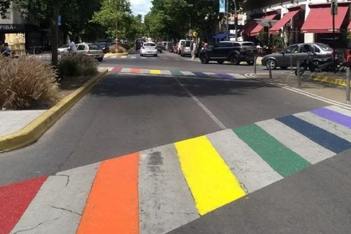 Bahía Blanca: pintarán sendas peatonales con los colores de la diversidad sexual