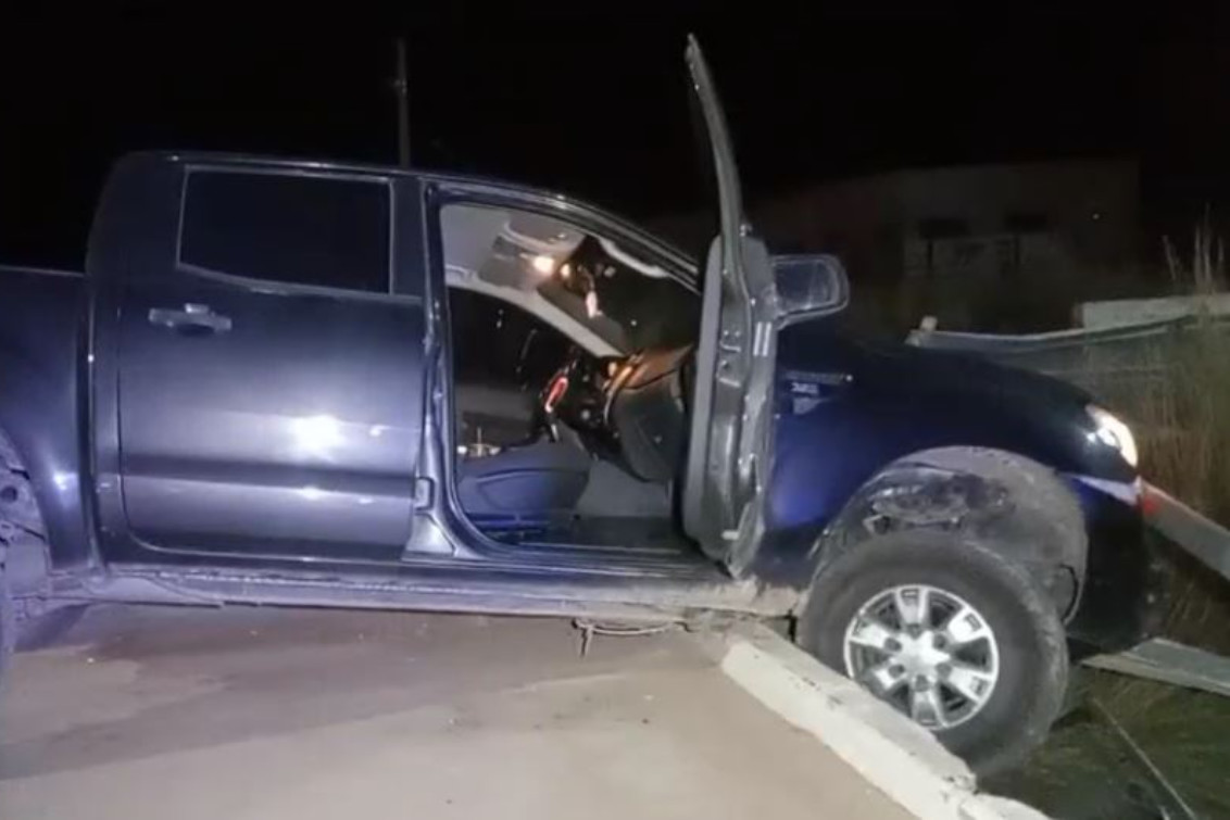 Una camioneta perdió el control y casi cae a una alcantarilla en Boulevard 13 y 64