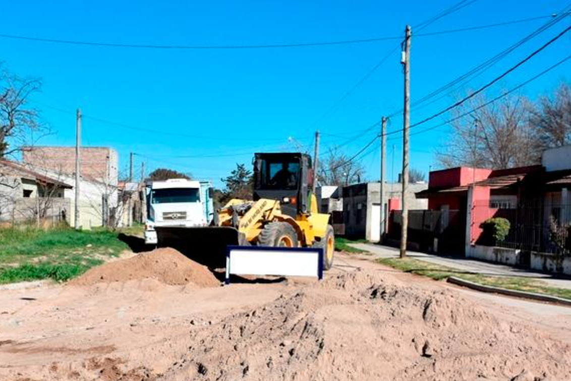 Pavimentan una nueva cuadra en calle Sarmiento