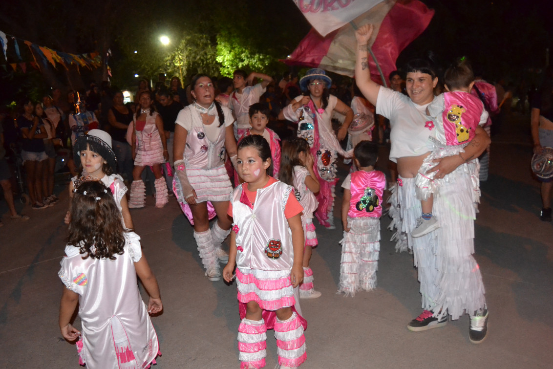  El Corso Barrial cerró con dos noches multitudinarias en distintos puntos de la ciudad