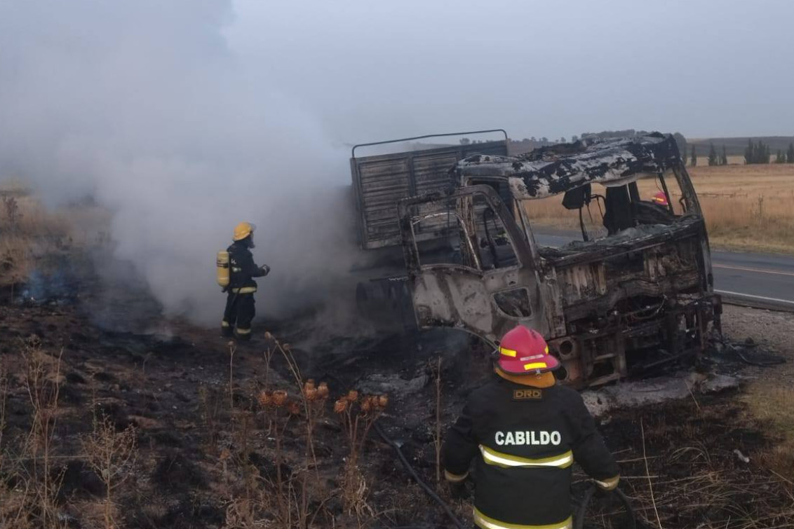  RUTA 51: Se incendió un camión y trabajaron dos dotaciones de bomberos de Cabildo
