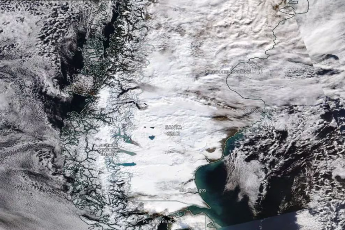 La impactante foto satelital de la NASA que muestra la Patagonia completamente nevada  