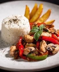Salteado de pollo y verduras con arroz