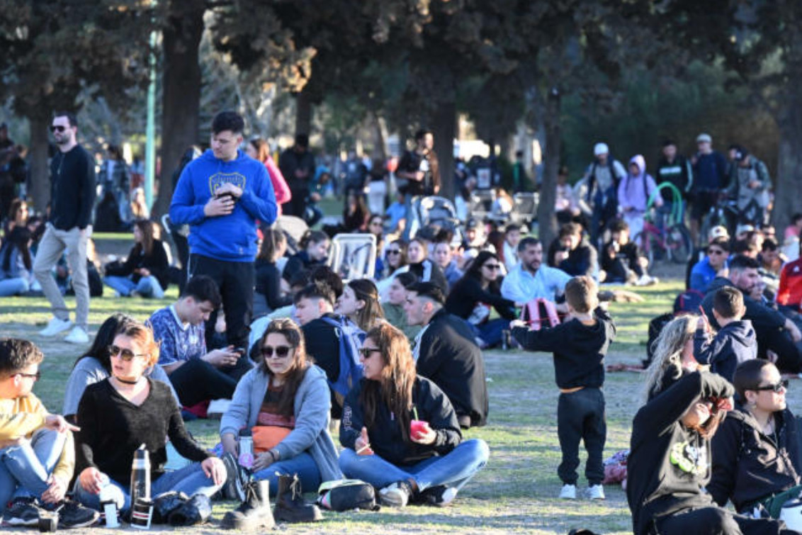 Bahía Blanca: Se adelantóla primavera y miles de personas celebraron en el Parque de Mayo