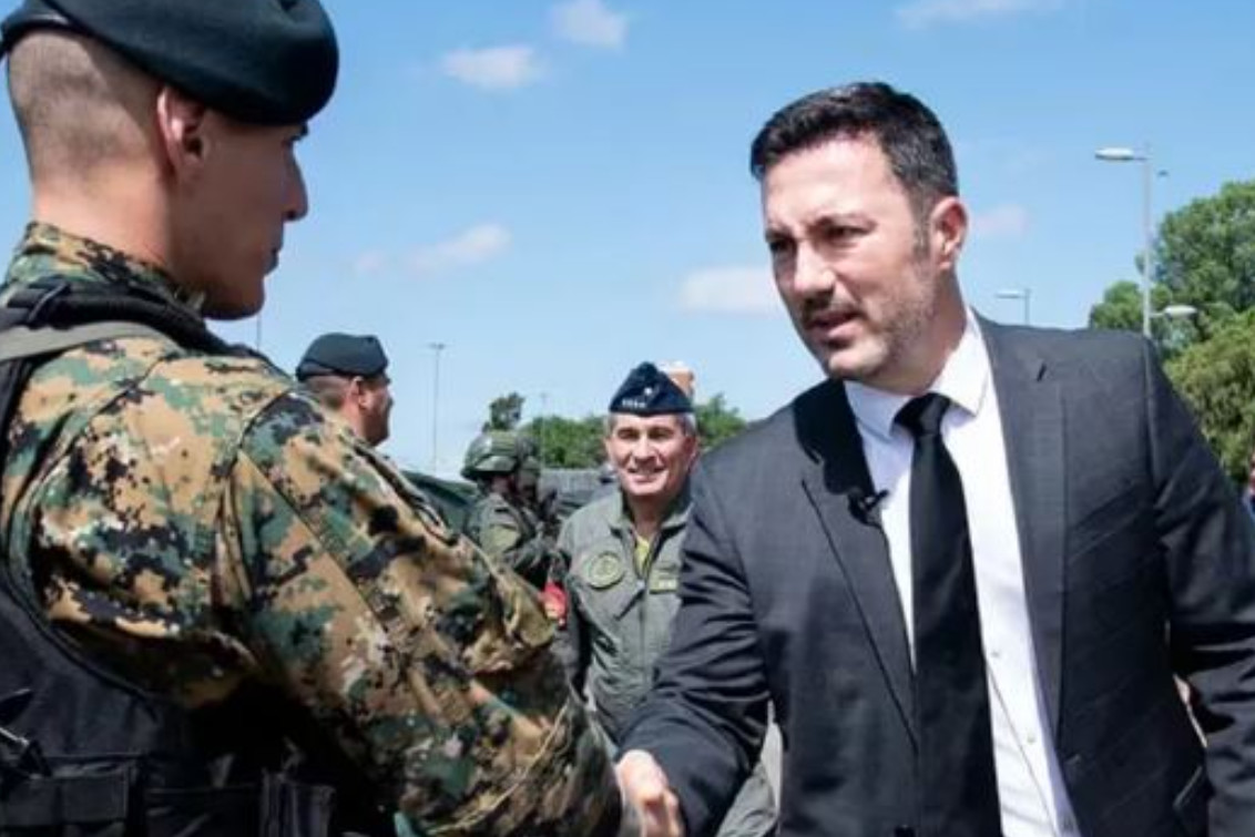 Luis Petri hizo oficial su renuncia como ministro de Defensa