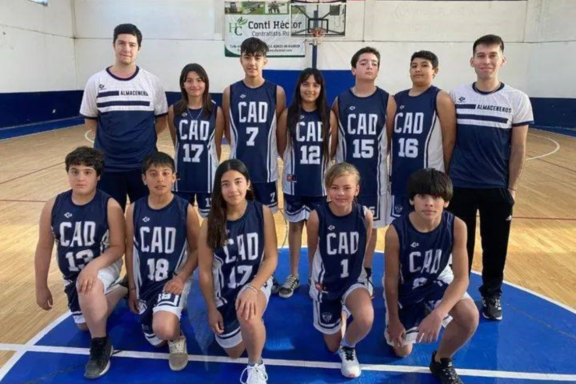  Las categorías formativas de Almaceneros, estrenaron su nueva camiseta