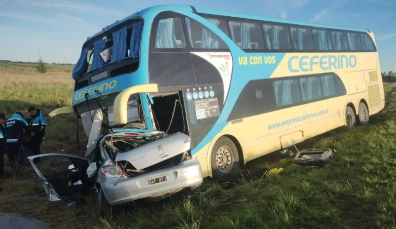  Trágico choque entre un colectivo, un auto y una camioneta en la ruta 3, en cercanías a Pedro Luro