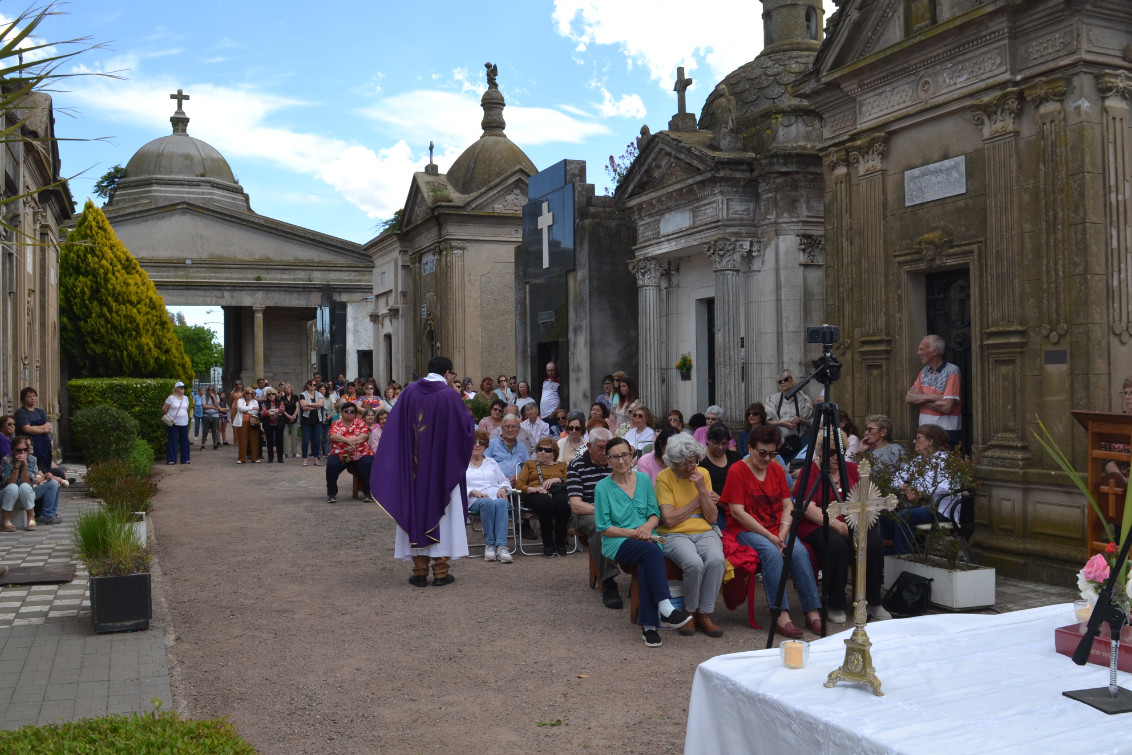  Muchos pringlenses visitaron la necrópolis local