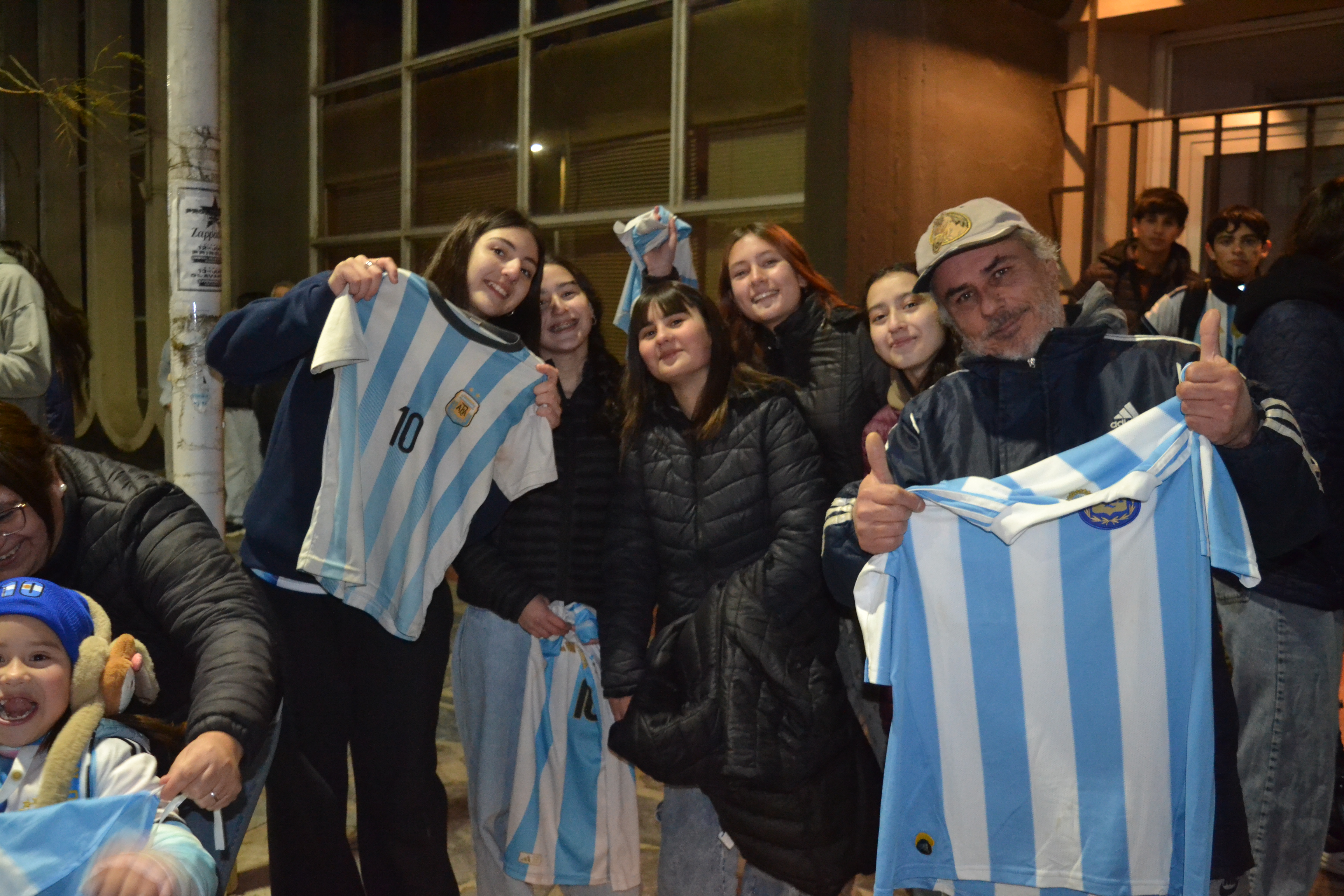 Coronel Pringles se vistió de celeste y blanco para celebrar el pase de Argentina a octavos de final
