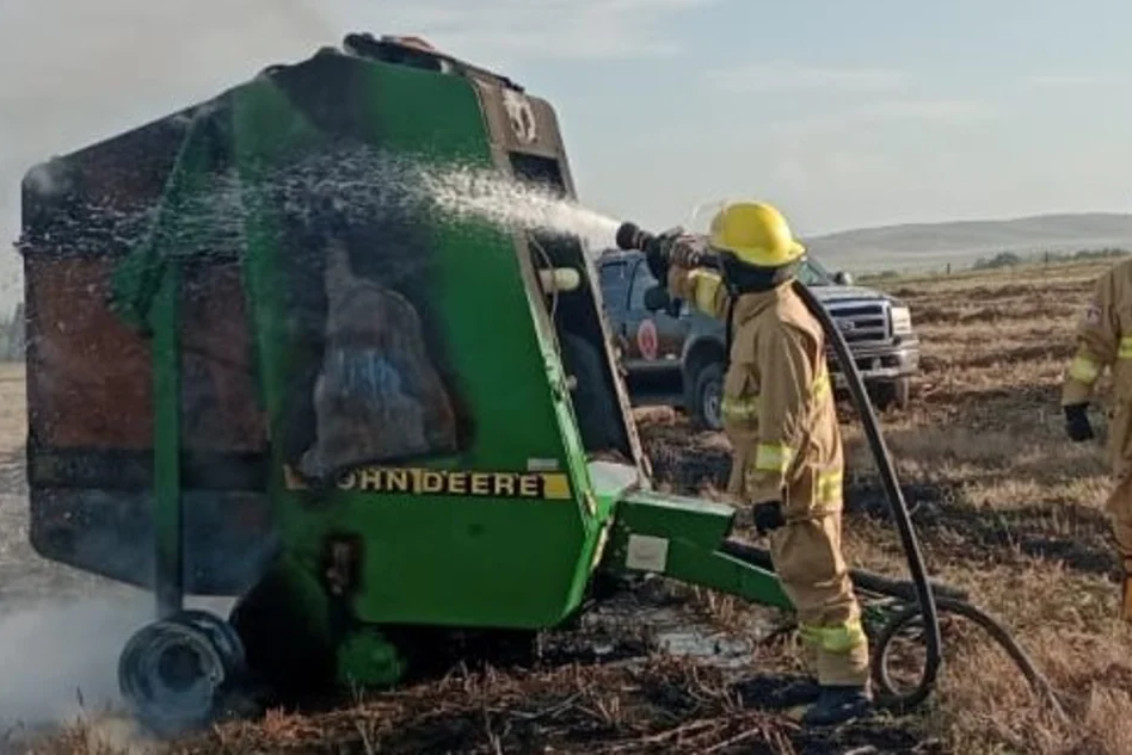  Incendio de maquinaria agrícola en un campo de Coronel Pringles