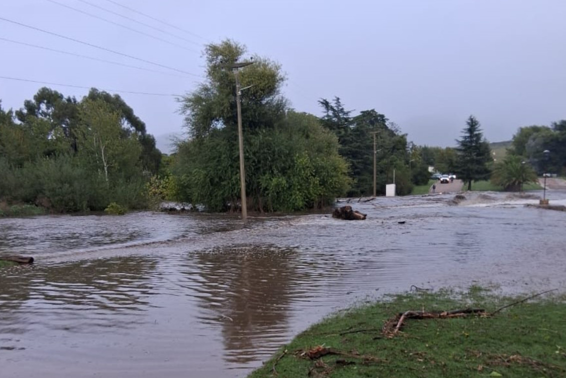 Evacuados, casas inundadas y puentes cortados: la lluvia causó estragos en la Comarca Serrana