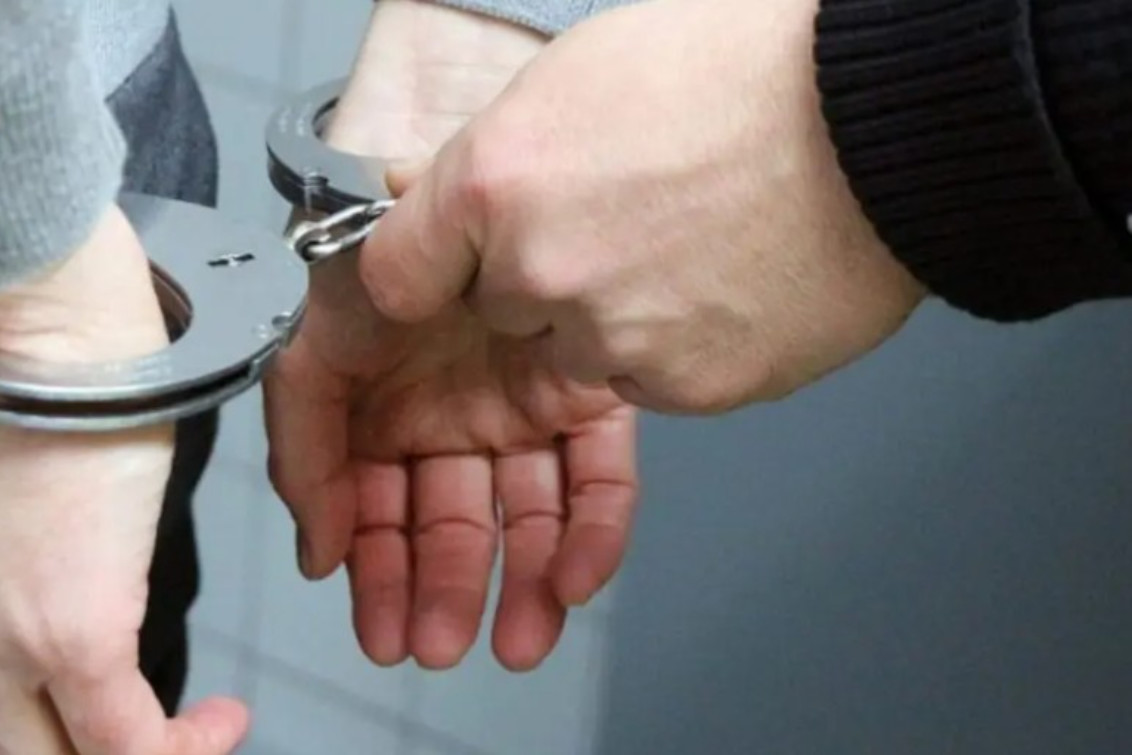  Condenan a 14 años y 10 meses de prisión a un policía por abusar de su hijastra, menor de edad