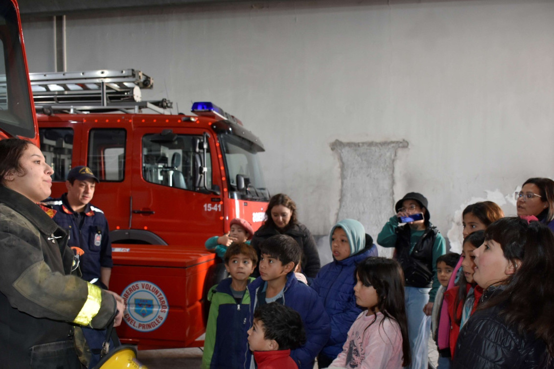 Niños y niñas de los CIC visitaron el cuartel de Bomberos Voluntarios