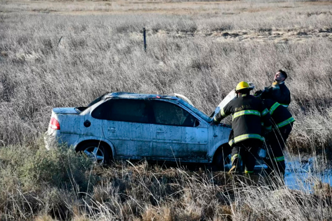  Mordió la banquina, perdió el control del auto y terminó volcando 