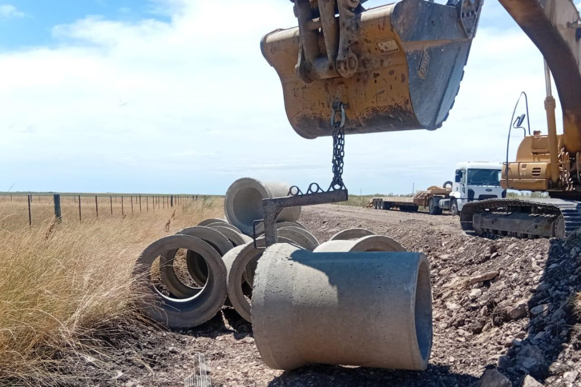 Avanzan trabajos de mejora en caminos provinciales del distrito