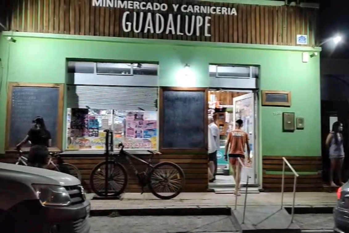   Un joven alcoholizado causó destrozos y generó temor en un local