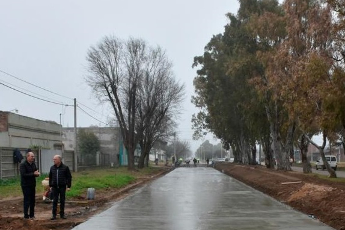 Hoy se pavimentó una cuadra más de la colectora de Boulevard 1