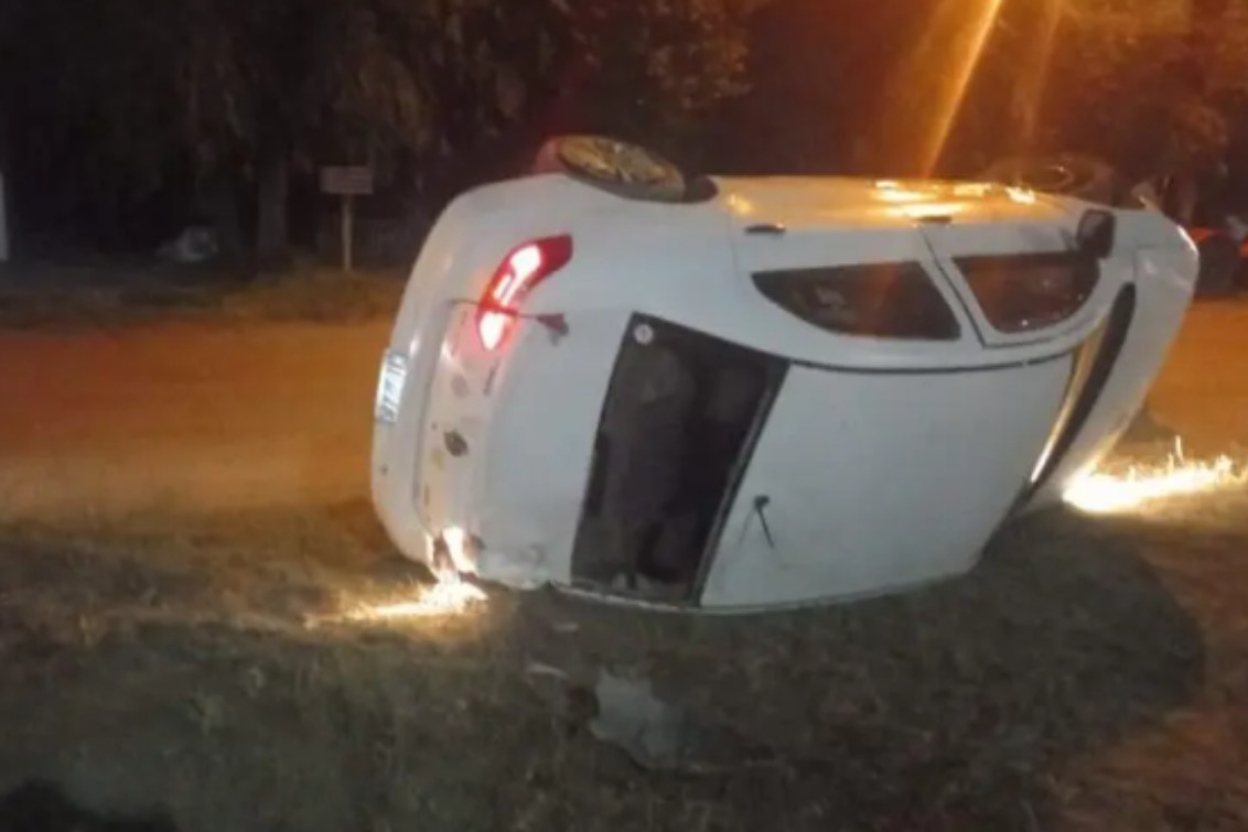  MONTE HERMOSO: Robaron un auto, volcaron y se olvidaron un celular