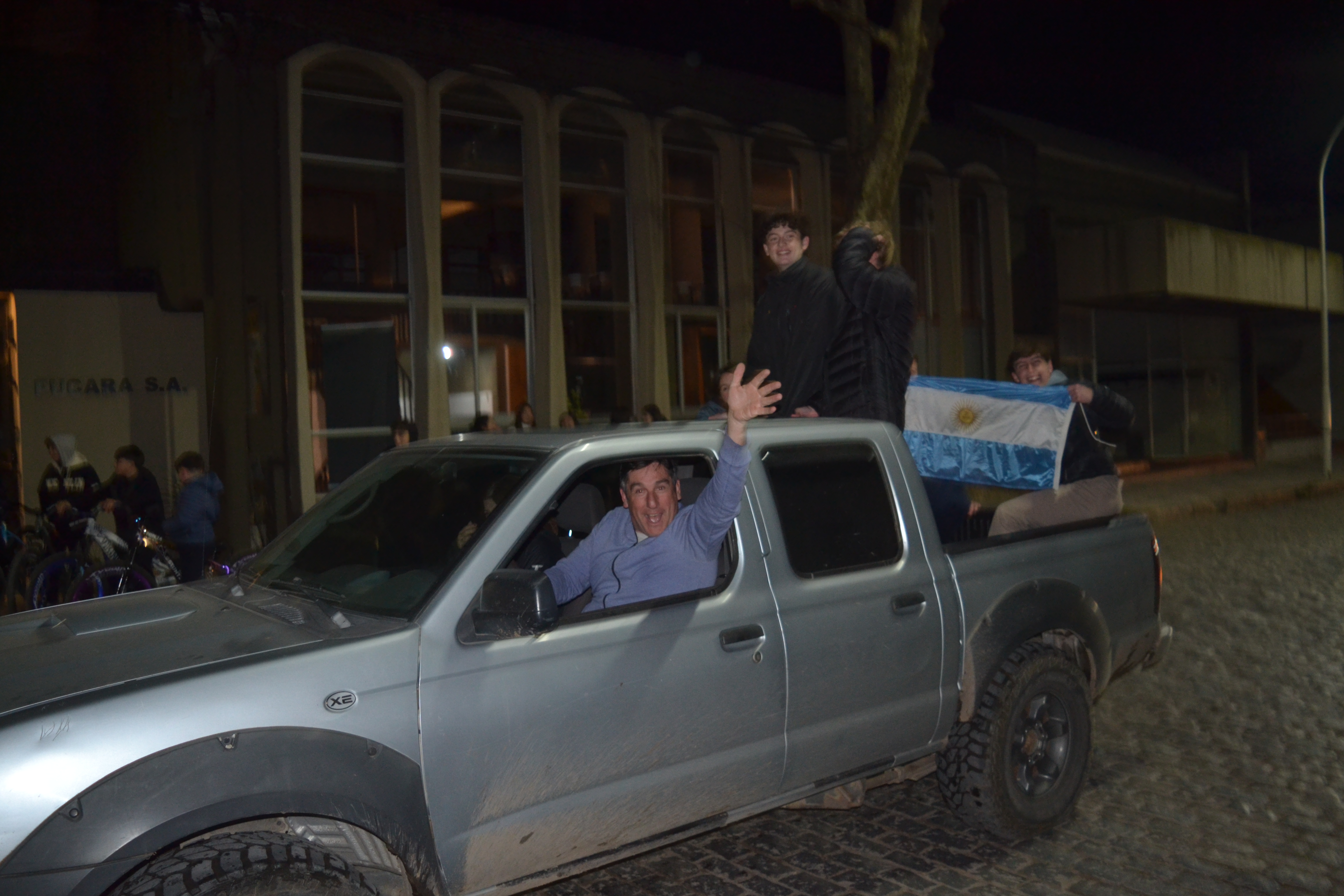 Coronel Pringles se vistió de celeste y blanco para celebrar el pase de Argentina a octavos de final