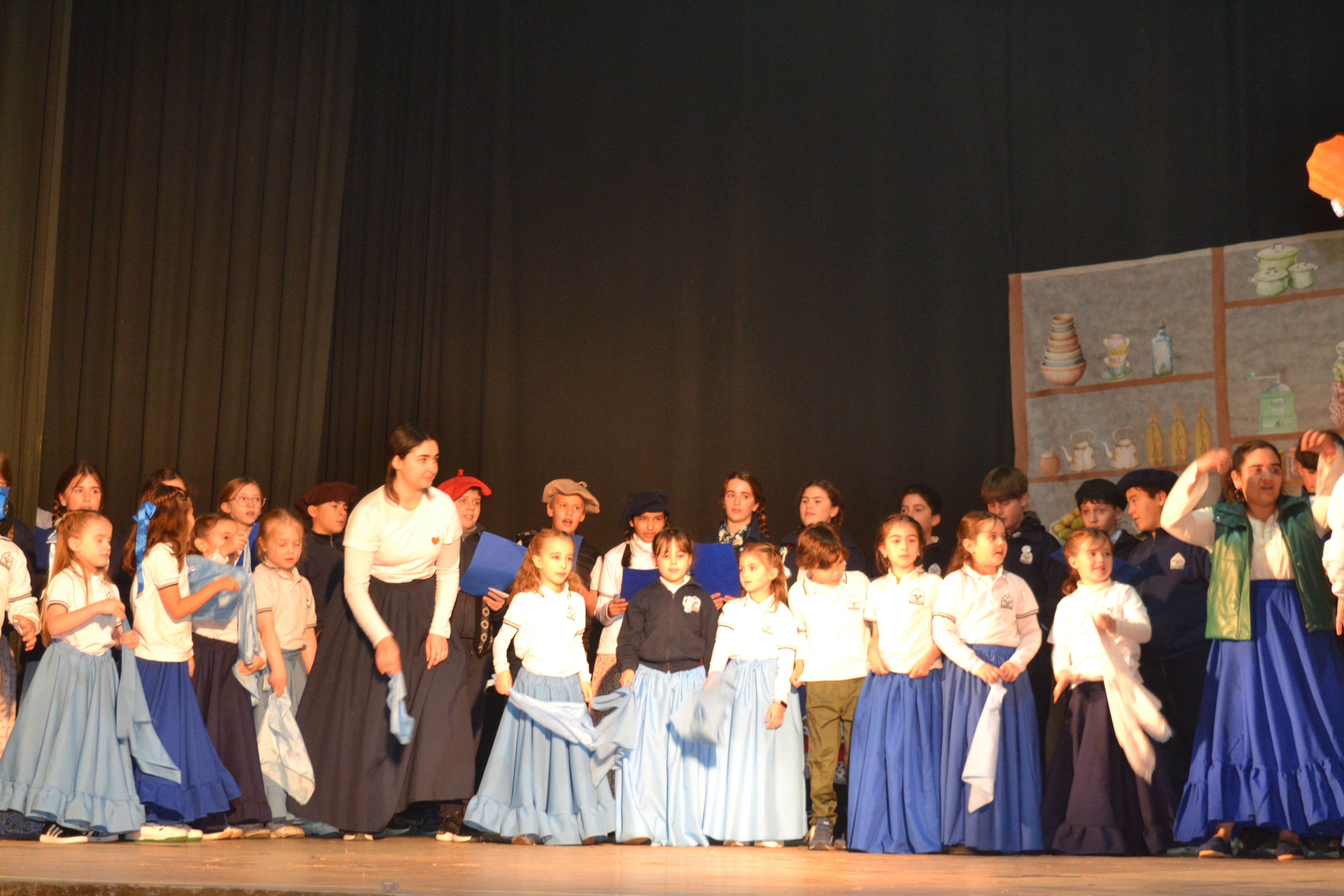  El Colegio Sagrado Corazón conmemoró el Día de la Independencia en el Teatro Español