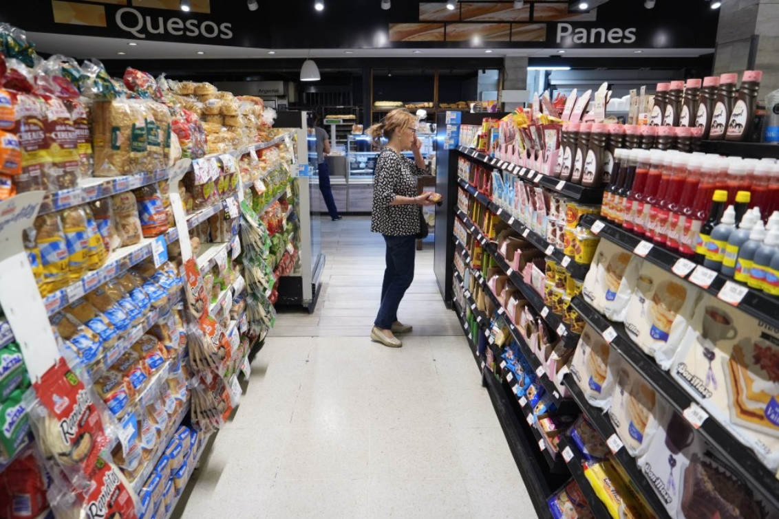 La caída del consumo en supermercados y autoservicios se profundizó al 12,5% interanual en junio  