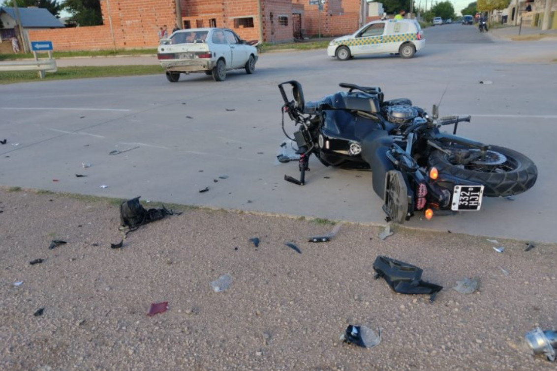 Dos personas heridas, tras fuerte colisión entre una moto y un auto