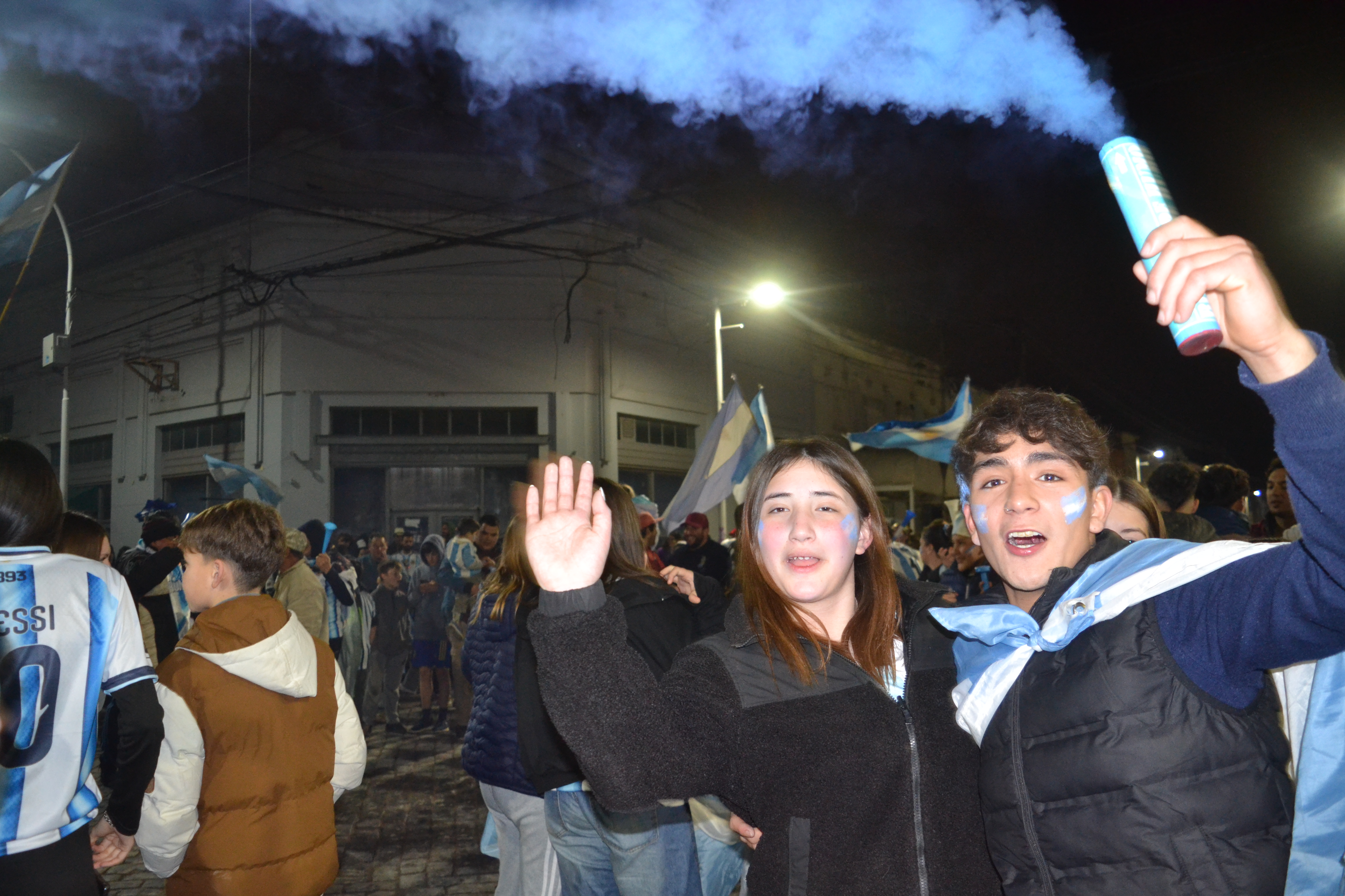 La ciudad volvió a vestirse de celeste y blanco para celebrar el pase de Argentina a las semifinales
