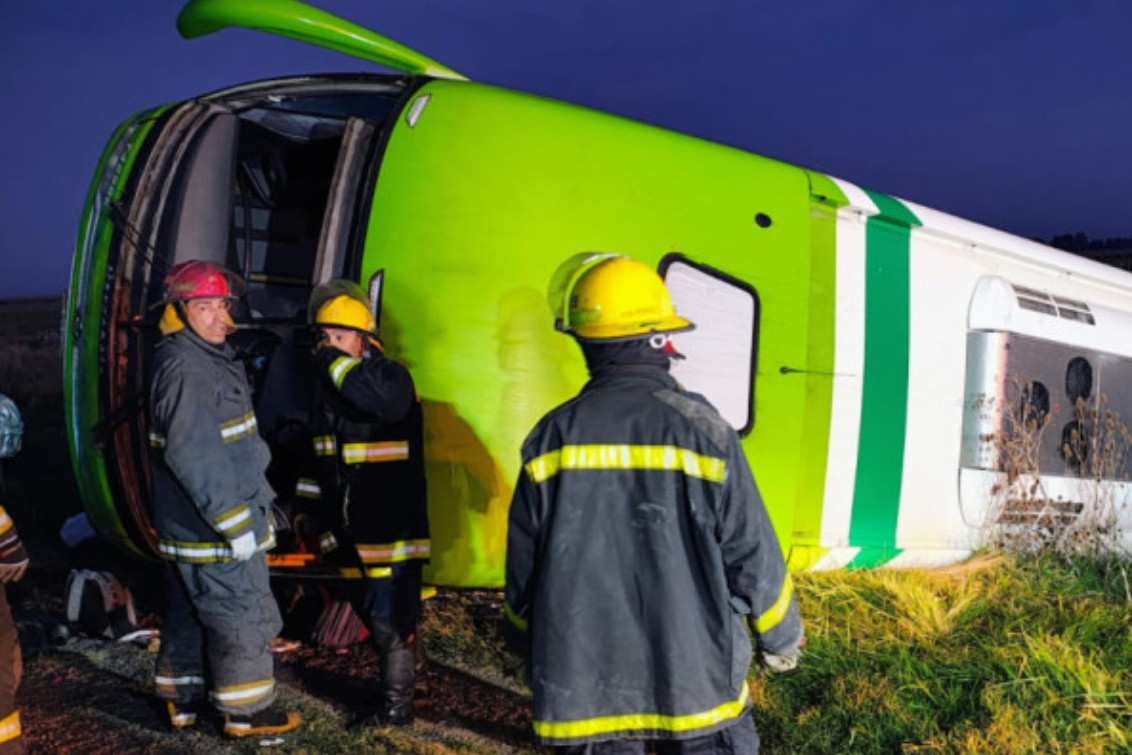 Volcó un micro en General La Madrid: Hay al menos cuatro muertos y decenas de heridos