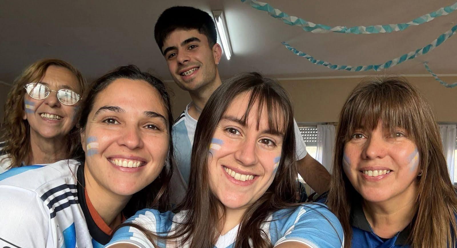 La Colonia se puso la camiseta y comenzó a vivir el Mundial alentando a la Selección