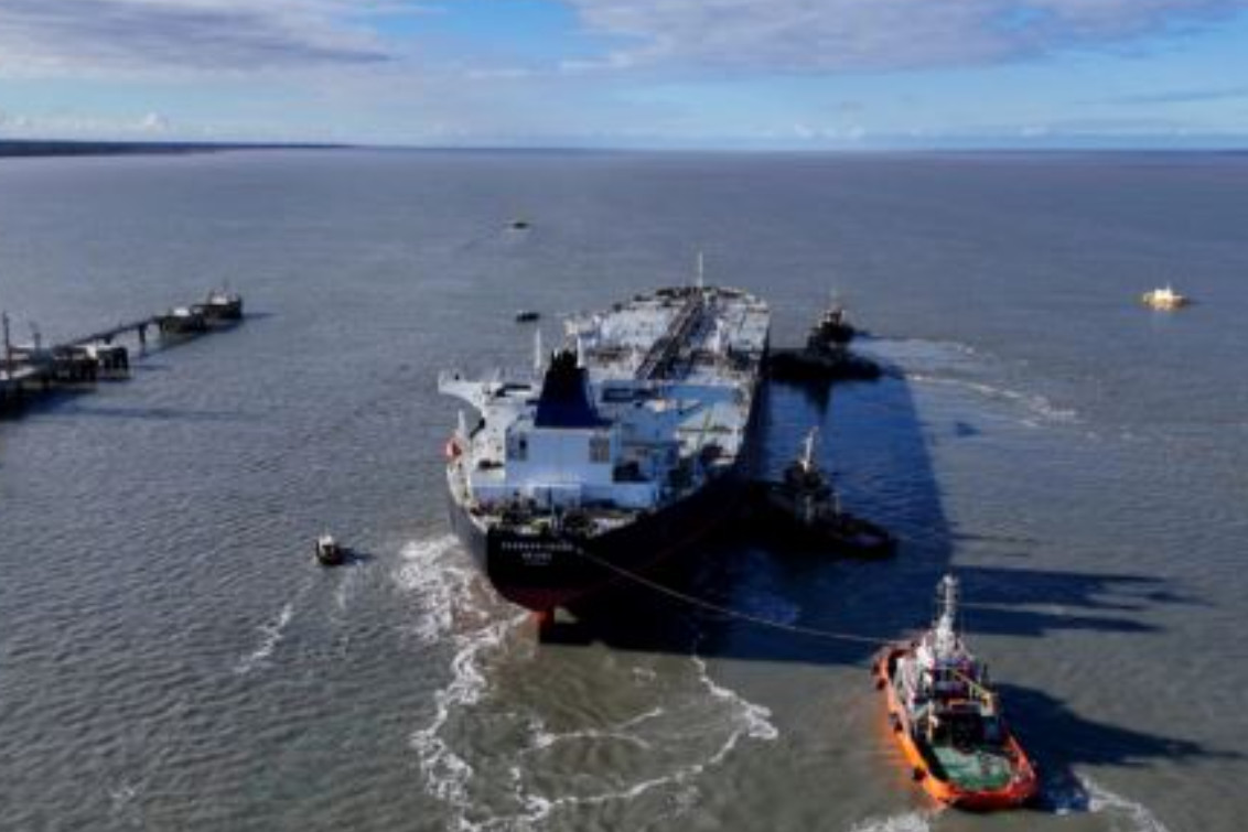Llegó el primer buque de gran porte a Coronel Rosales: Cargará más de 110 mil toneladas de petróleo 