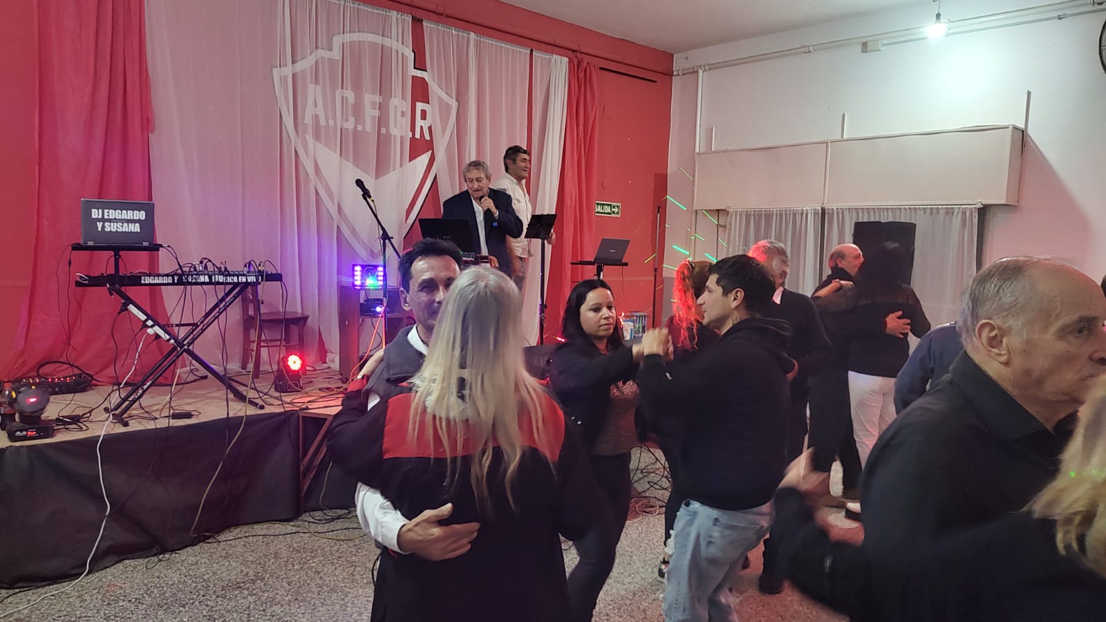 Gran noche de peña en el Club Roca